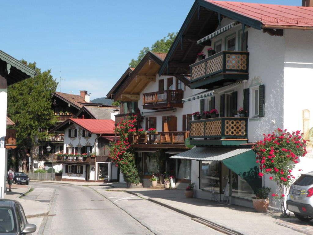 una strada in una città con edifici con balconi di Ferienwohnungen Rosenhof a Tegernsee