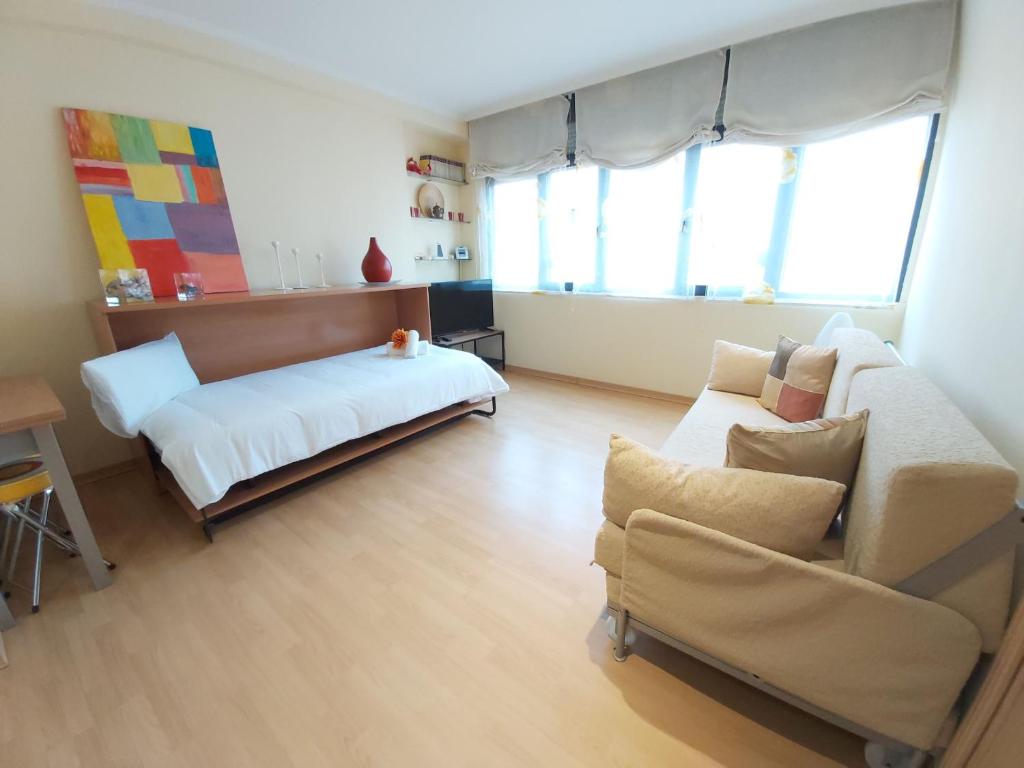 salon z łóżkiem i kanapą w obiekcie Del parque flats estudio martires w Maladze
