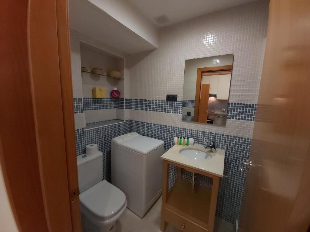 łazienka z toaletą i umywalką w obiekcie Del parque flats estudio martires w Maladze