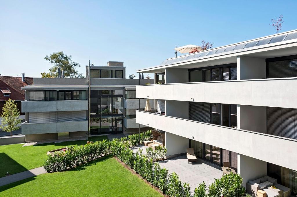 un edificio de apartamentos con jardín frente a él en Relaxed Urban Living - Aparthotel und Boardinghouse en Dornbirn