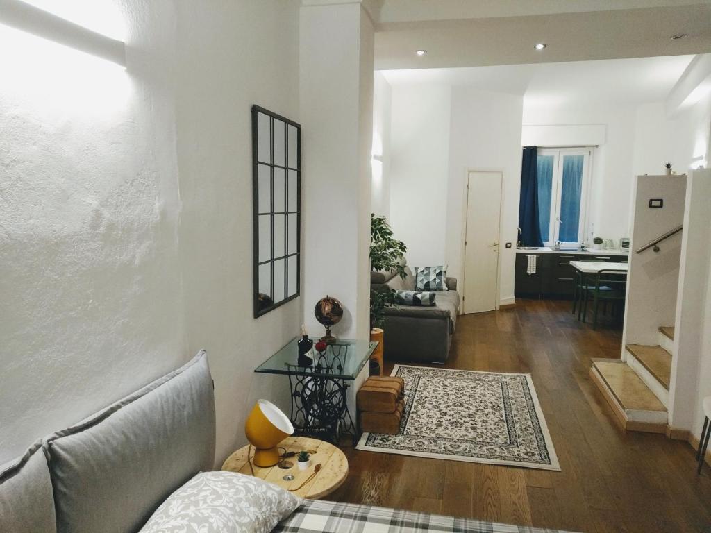 uma sala de estar com um sofá e uma mesa em Beautiful Open-Space Loft em Milão