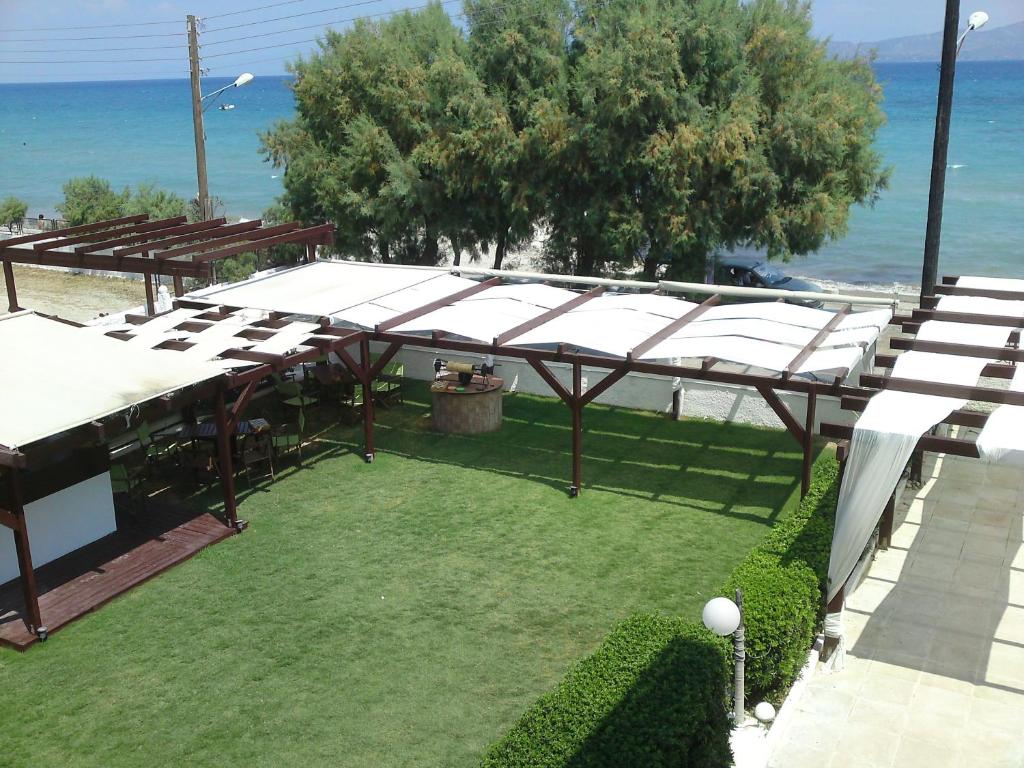 einen Blick über eine Terrasse mit einem Grasfeld in der Unterkunft Chris Studios & Apartments in Lechaio