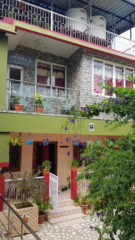 Un bâtiment avec un tas de plantes en pot sur lui dans l'établissement Abhi's homestay, à Port Blair