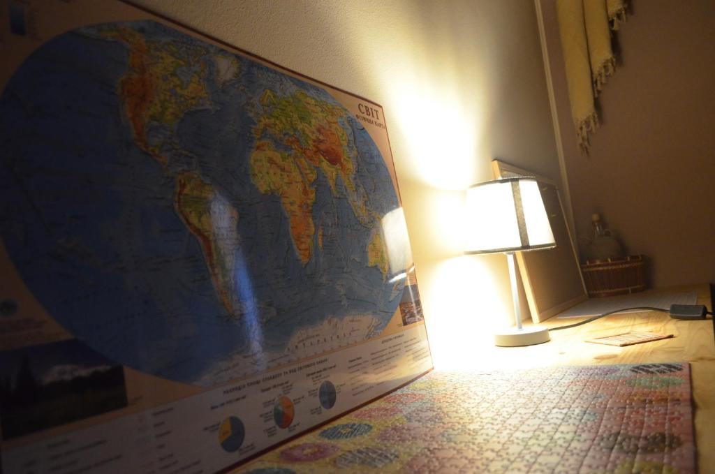 Sunday mini Hostel في إلفيف: خريطة العالم كبيرة معلقة على جدار بجوار مصباح