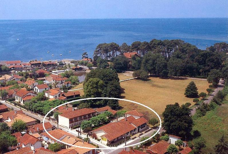 uma vista aérea de uma cidade com um grande campo em Locaplage em Lanton