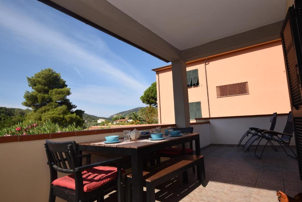 a table and chairs on a balcony with a view at Appartamento Ciliegio in Marina di Campo