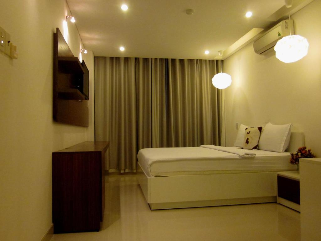 Yellow House Saigon - Deluxe Double Room With Balcony