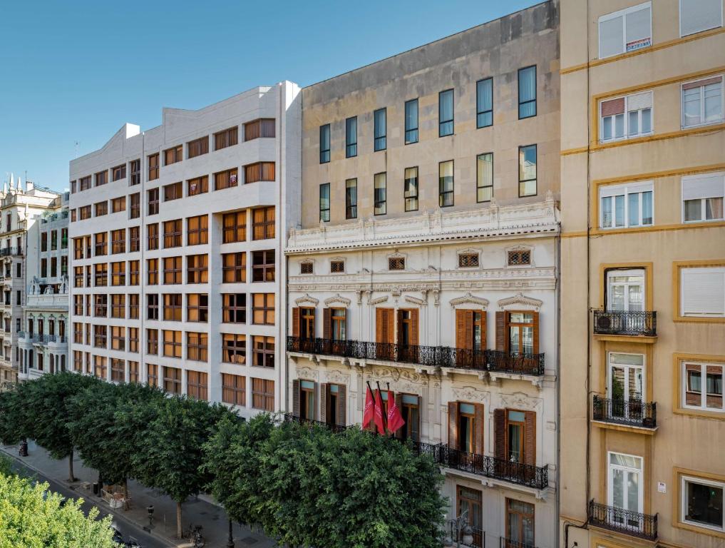 grupa wysokich budynków w mieście w obiekcie NH Collection Colón Valencia w Walencji