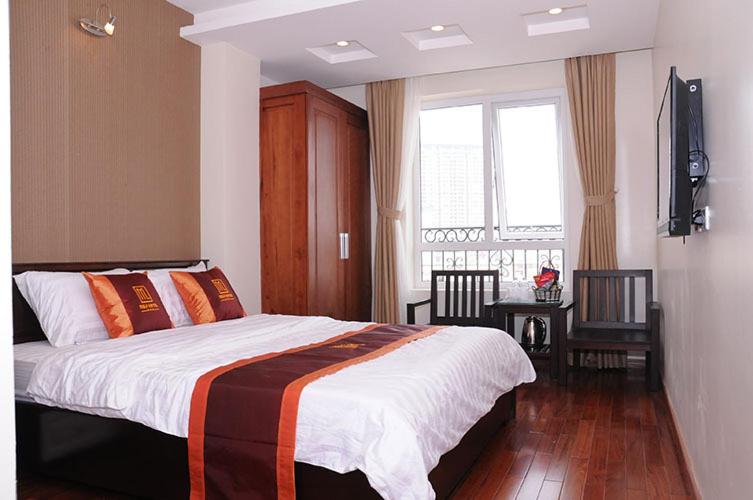 1 dormitorio con 1 cama grande y TV en Mely Hotel Hà Nội, en Hanói