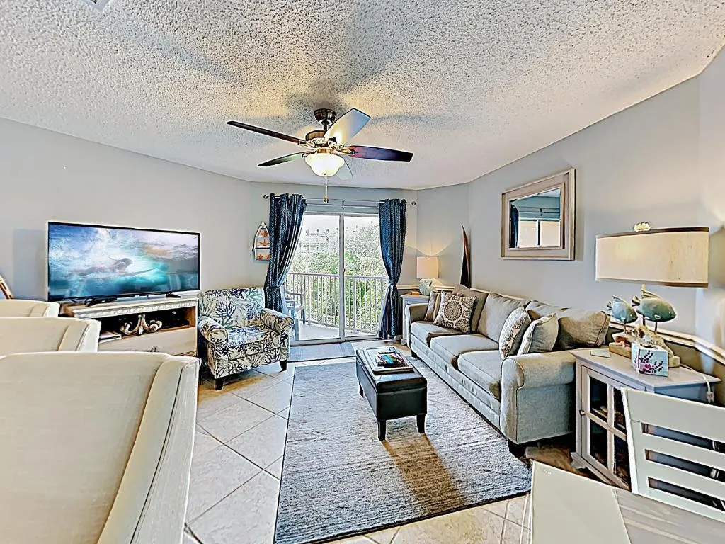 Modern Beachside Gem with 2 On-Site Pools & Hot Tub condo, Destin, Statele Unite ale Americii
