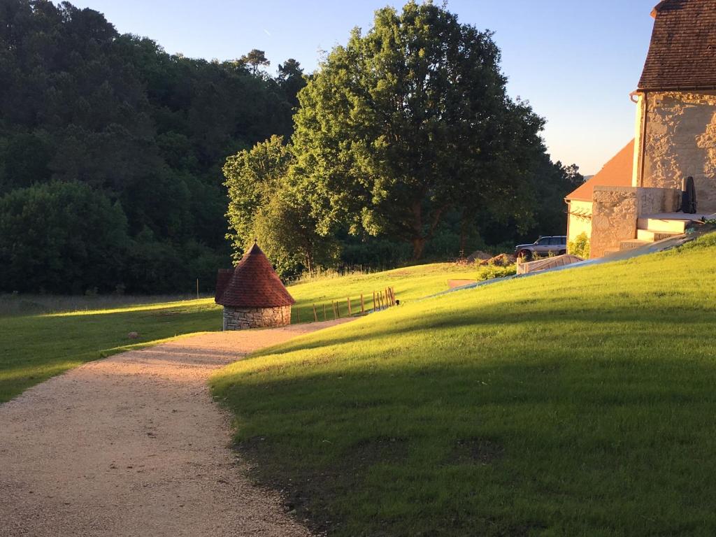 a path leading to an old building on a green field at La Tour de Ginaillac in Les Arques