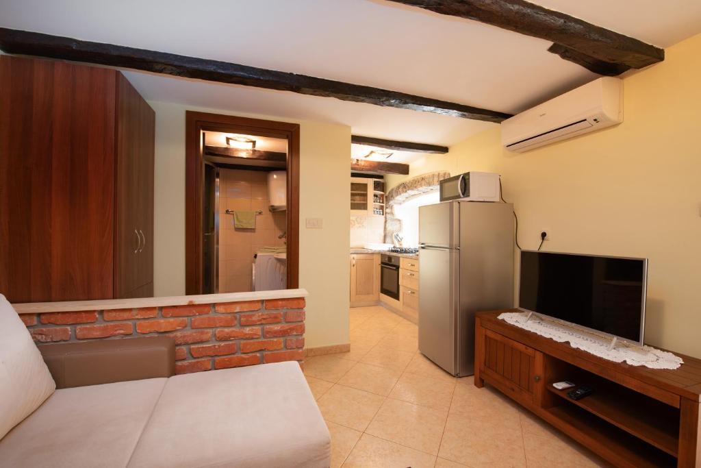 Kuchnia lub aneks kuchenny w obiekcie 2 Apartments in Old Stone House near Opatija