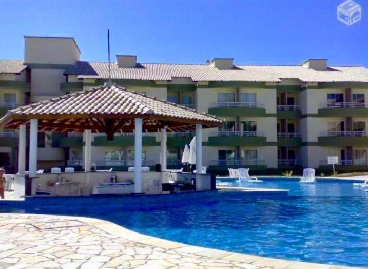 a large hotel with a swimming pool with a gazebo at Flat Village - Aldeia das Águas A112 in Barra do Piraí