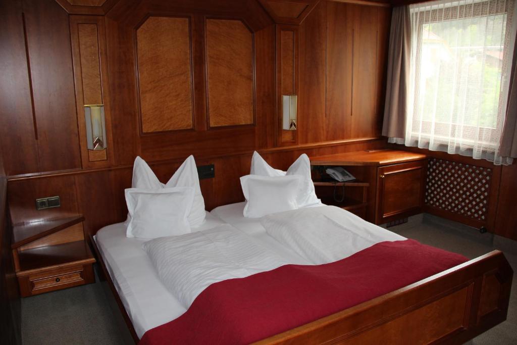 Postel nebo postele na pokoji v ubytování Hotel Tyrolis