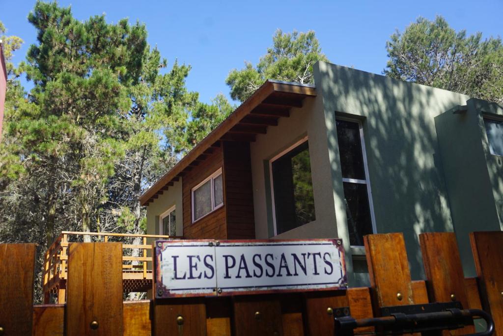 a house with a sign that reads las passengers at Les Passants - Comoda casa de dos plantas en Mar Azul in Mar Azul