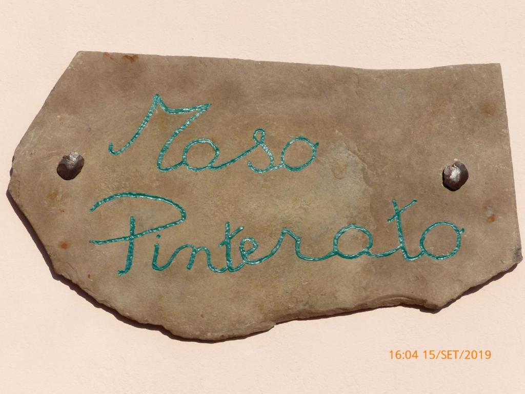 un signo que dice nico tinto taraho en Maso Pinterato, en Cavalese