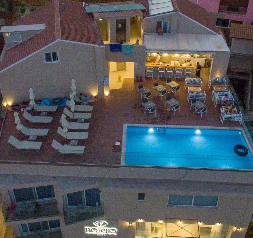 Bazén v ubytování Porto Planos Beach Hotel nebo v jeho okolí