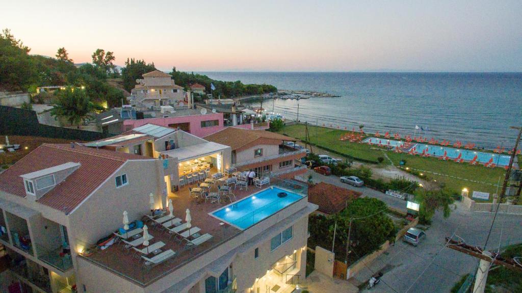 Bazén v ubytování Porto Planos Beach Hotel nebo v jeho okolí