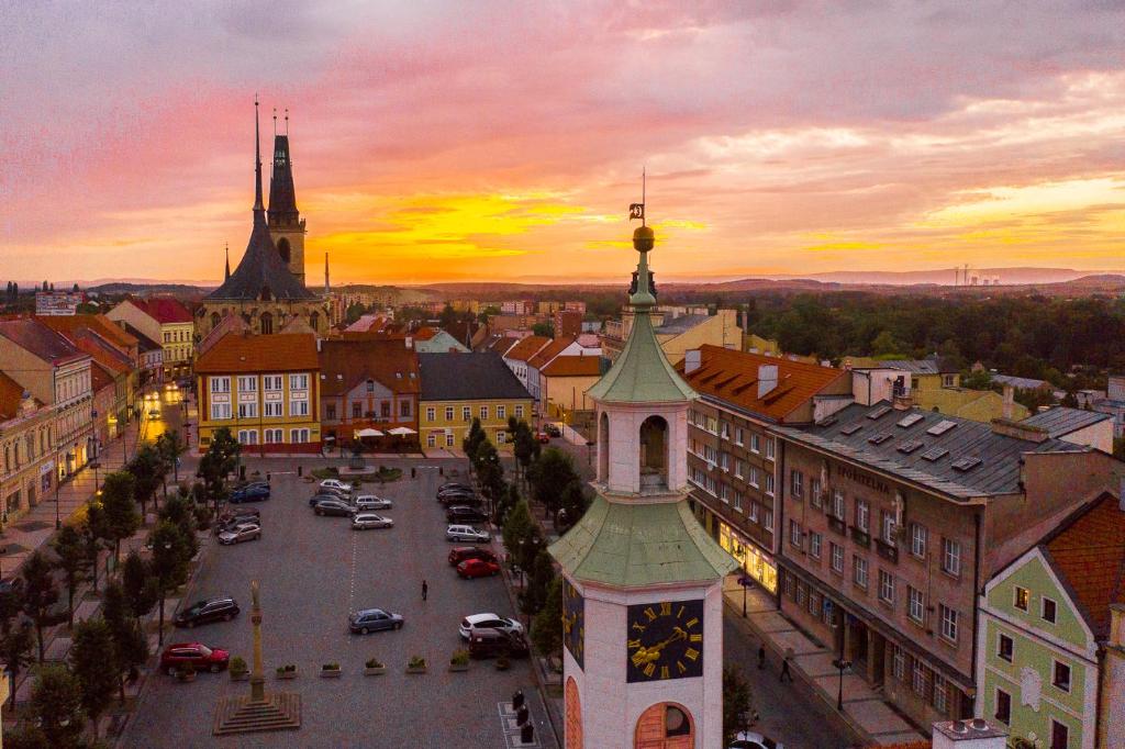 Východ nebo západ slunce při pohledu z hotelu nebo okolí