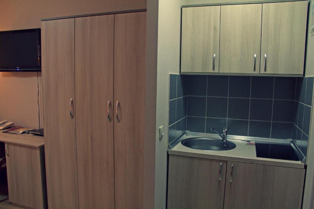 Kuchyň nebo kuchyňský kout v ubytování Garni Hotel Tri O