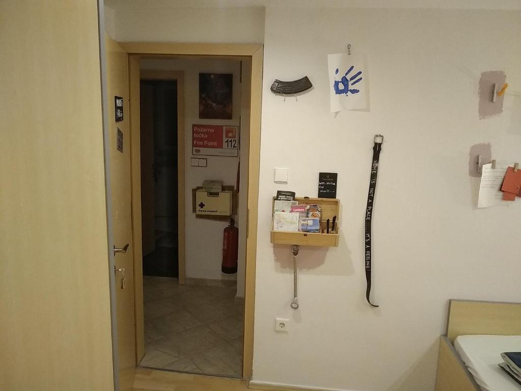 um quarto de hospital com um morcego na parede em MichoArt em Ljubljana