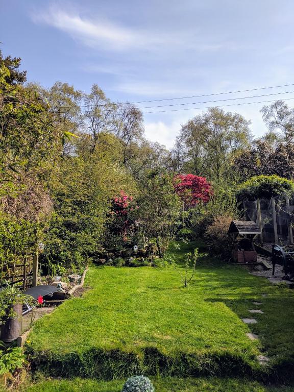 Zahrada ubytování Minutes from Lyme Regis Self-Catering Suite with Stunning Countryside Views & Double Bath