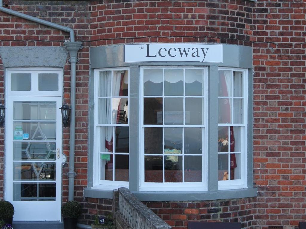 d'un bâtiment en briques avec une fenêtre en verre dans l'établissement The Leeway, à Scarborough