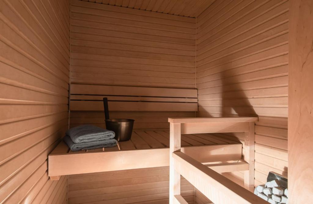 a small sauna with a bucket in the middle at 2ndhomes Luxury Kamppi Center Apartment with Sauna and Terrace in Helsinki