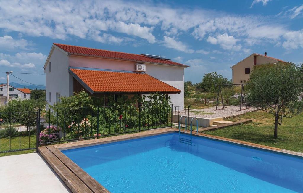 uma villa com uma piscina e uma casa em villa barisic em Drnis