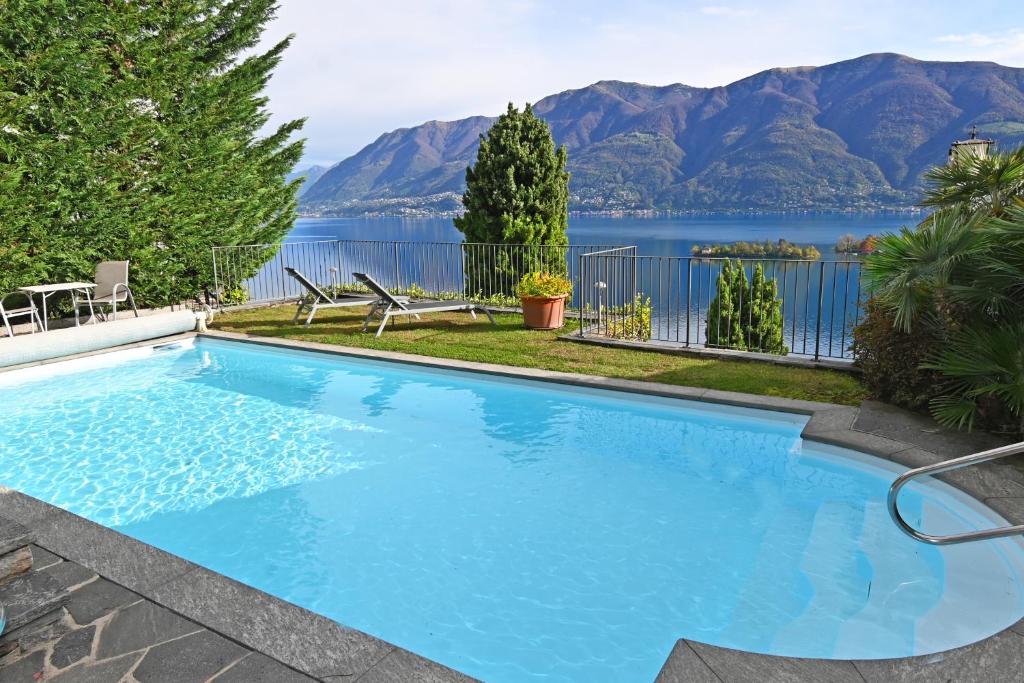 einen Pool mit See- und Bergblick in der Unterkunft Casa Ariane in Ronco sopra Ascona