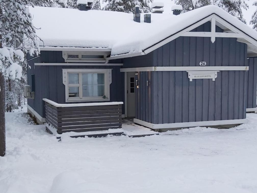 uma casa azul com neve em cima em Ojuspirtti 26B Levi em Levi