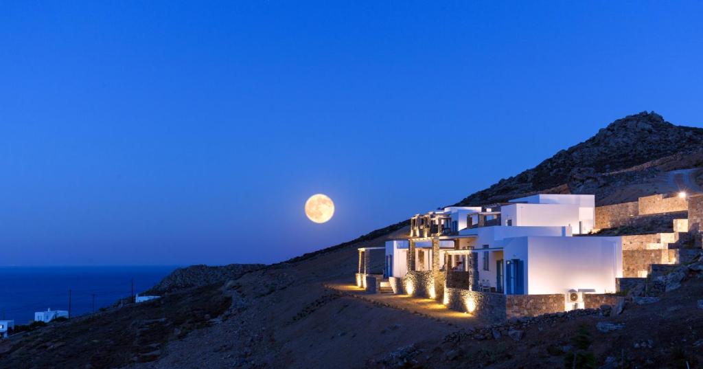 a house on a hill with the moon in the sky at Serifos Blue in Rámos