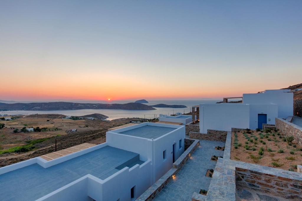 a view of a building with the sunset in the background at Serifos Blue in Rámos