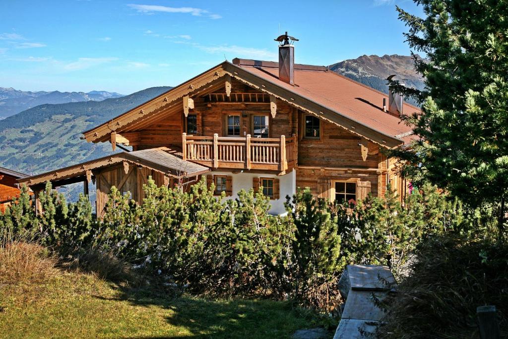 Casa de madera grande con balcón y montañas en Villa Alpin, en Kaltenbach