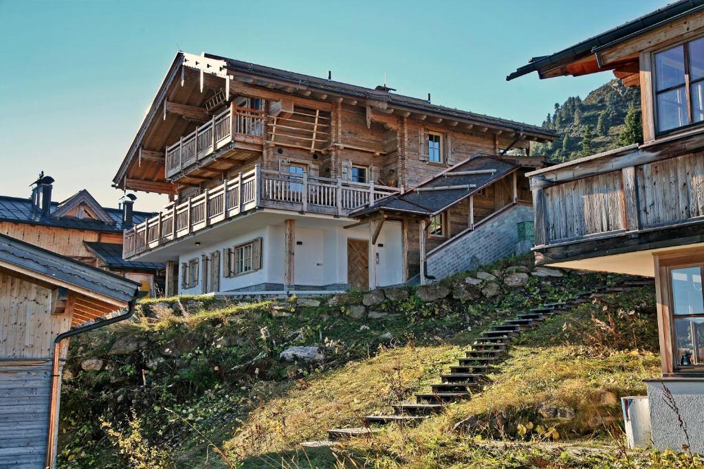 ein Haus auf einem Hügel mit Treppen in der Unterkunft Villa Alpin in Kaltenbach