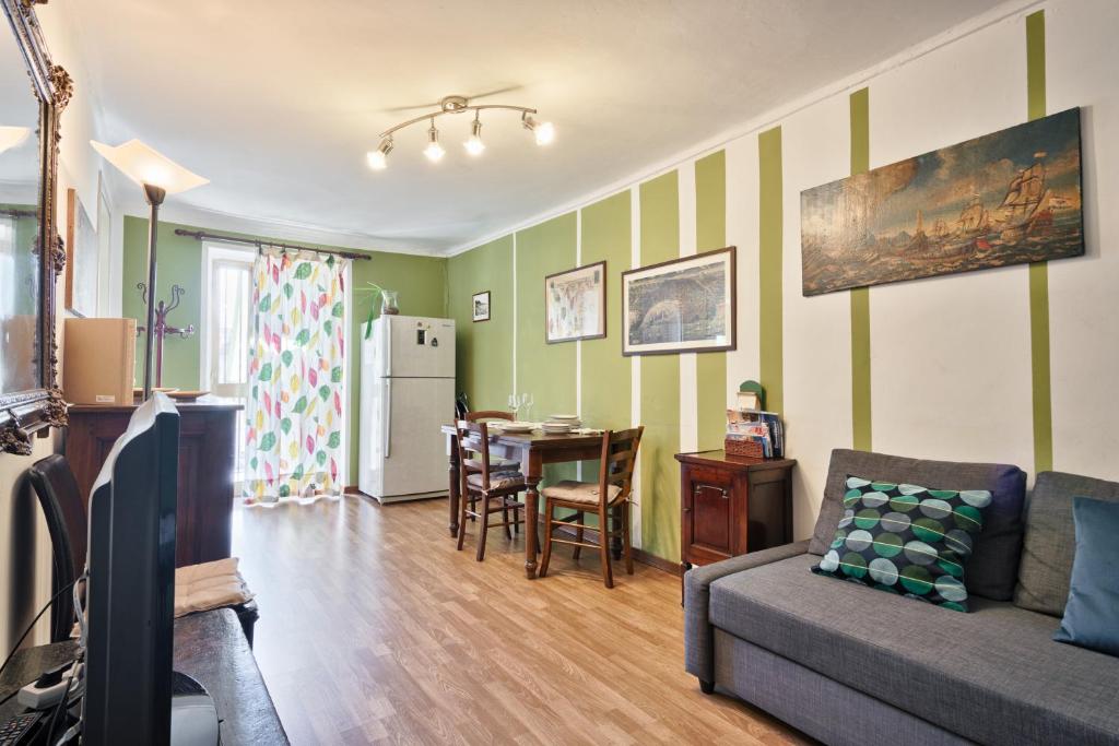een woonkamer met een bank en een tafel bij Central Apartment in Turijn