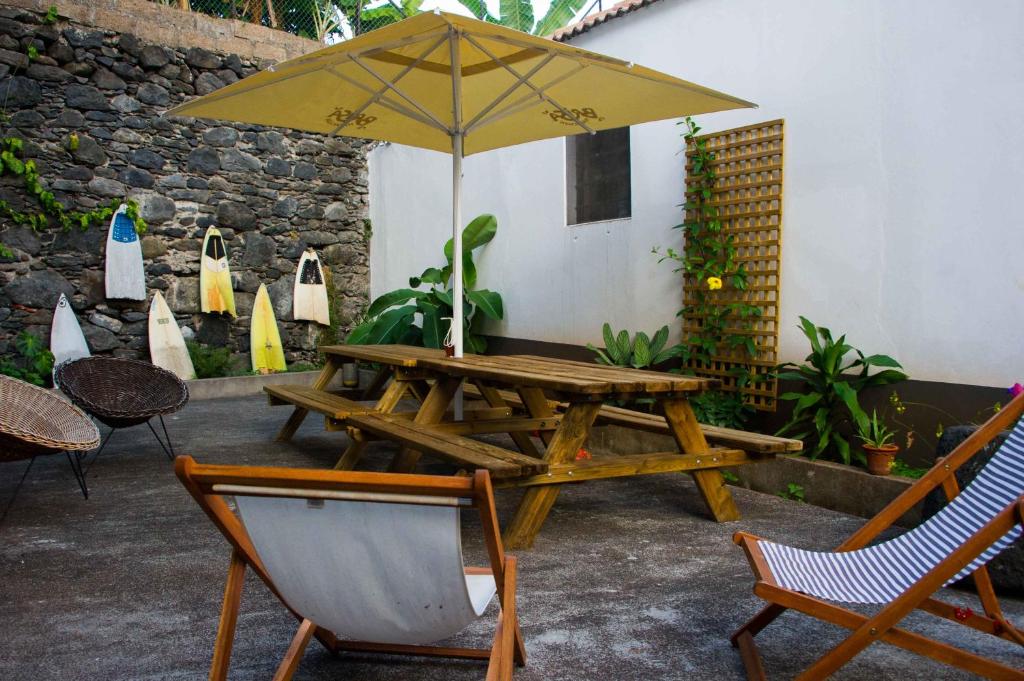 Patio nebo venkovní prostory v ubytování Jaca Hostel Porto da Cruz