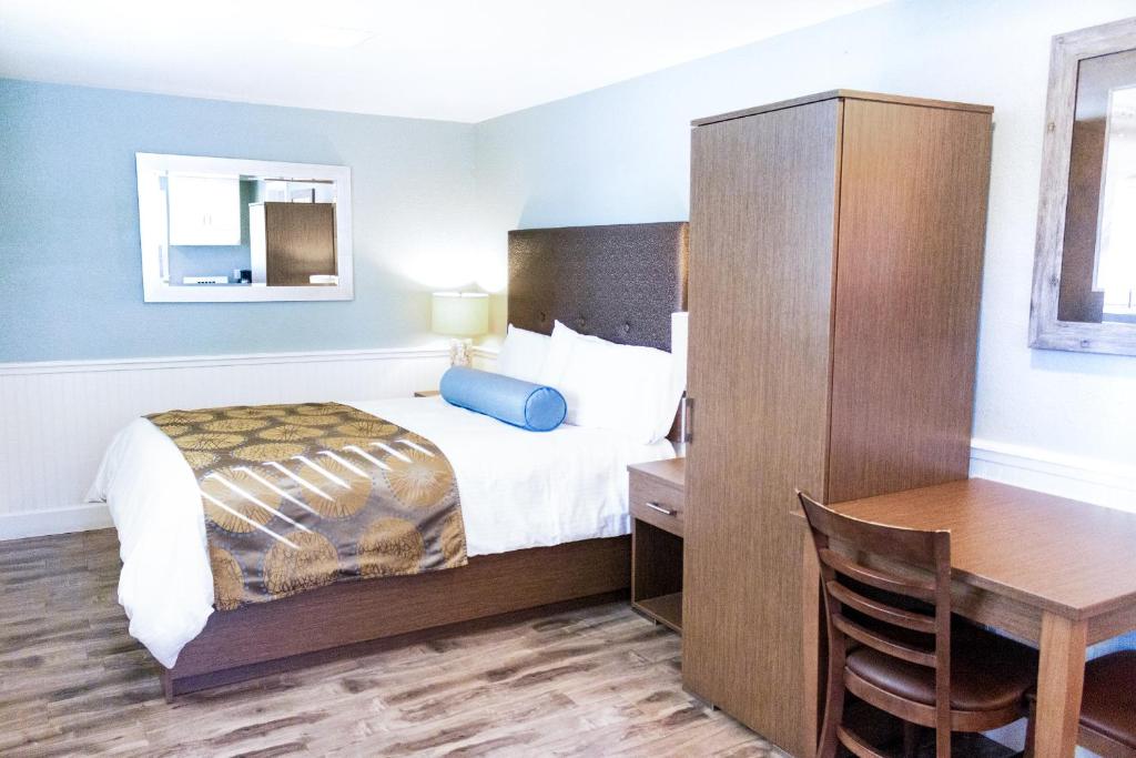 Ocean Echo Inn & Beach Cottages - Sea Breeze Room (15), Deluxe I Queen - Pet Frieny