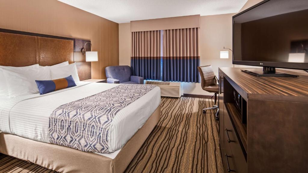 Postel nebo postele na pokoji v ubytování Best Western PLUS Calgary Centre Inn