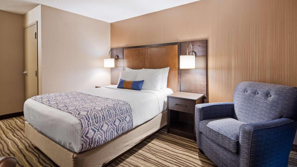 Postel nebo postele na pokoji v ubytování Best Western PLUS Calgary Centre Inn