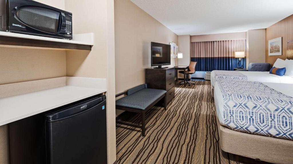 TV a/nebo společenská místnost v ubytování Best Western PLUS Calgary Centre Inn