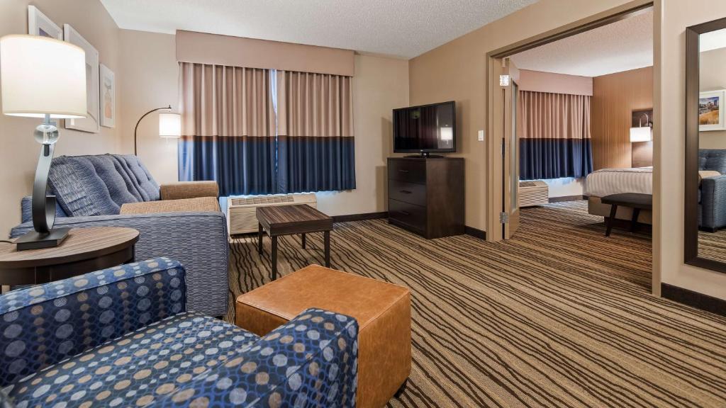 Postel nebo postele na pokoji v ubytování Best Western PLUS Calgary Centre Inn