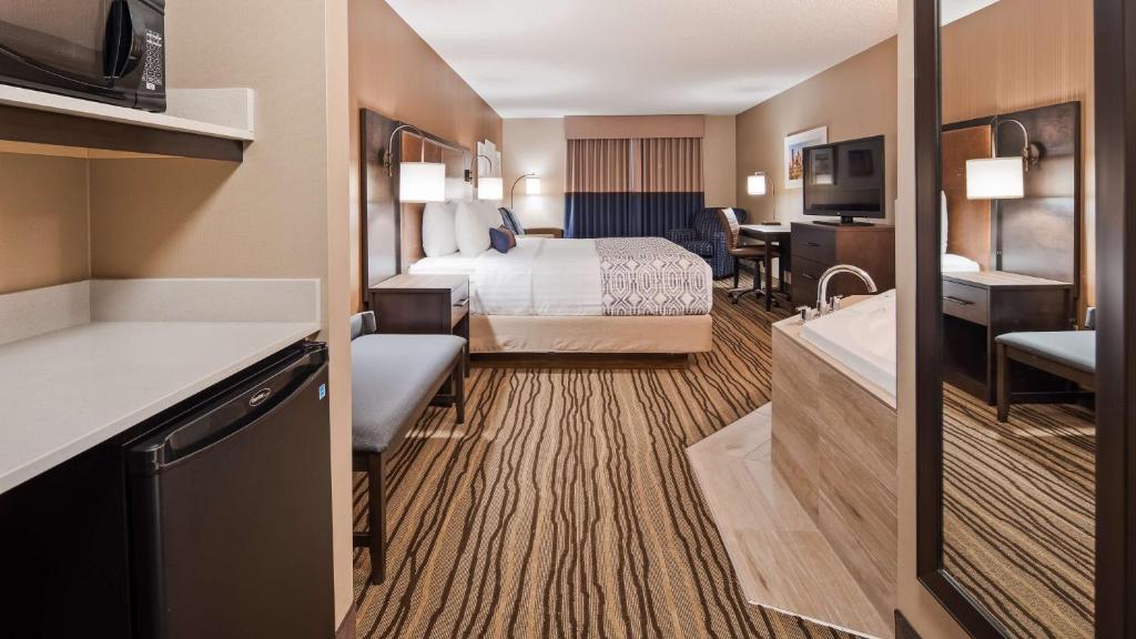 Postel nebo postele na pokoji v ubytování Best Western PLUS Calgary Centre Inn