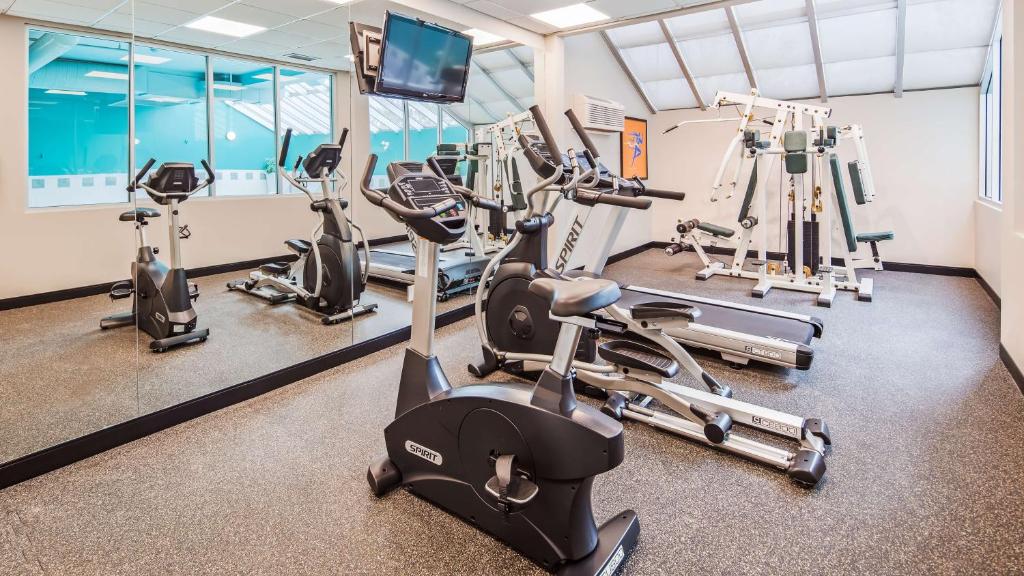 Fitness centrum a/nebo fitness zařízení v ubytování Best Western PLUS Calgary Centre Inn