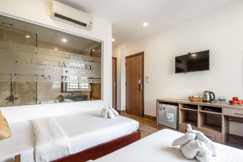 Postel nebo postele na pokoji v ubytování Valencia Da Nang Beach Hotel