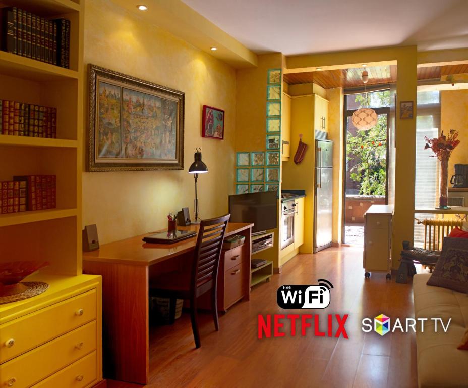 cocina con paredes amarillas, mesa y sillas en Cozy Apartment at Jardin Manaure, en Madrid