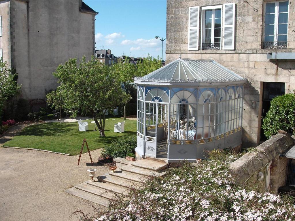 a gazebo in the yard of a house at Logis Hotel L'europe in Pontivy