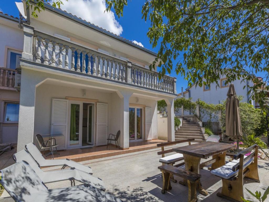 Casa con patio, mesa y sillas en Apartments BARBARA 3, en Jadranovo