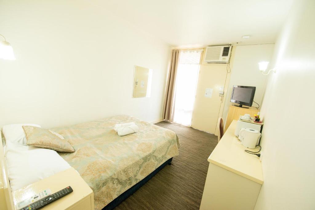 Postel nebo postele na pokoji v ubytování Jacksons Motor Inn