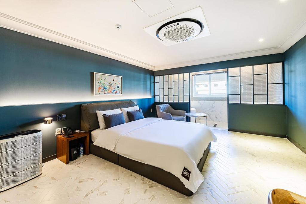 Postel nebo postele na pokoji v ubytování Brown Dot Hotel Gyeongju